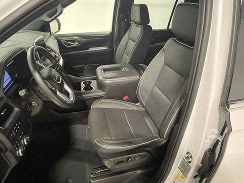 Used 2023 GMC Yukon SLT w/ SLT Premium Package image 3