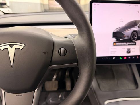 Used 2023 Tesla Model Y AWD image 14