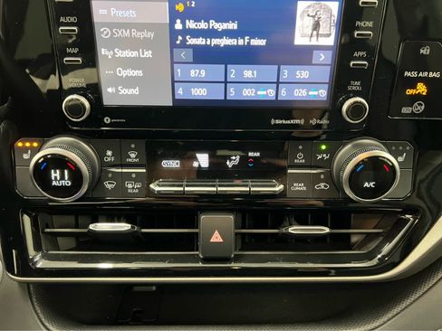 Used 2021 Toyota Highlander XLE image 25