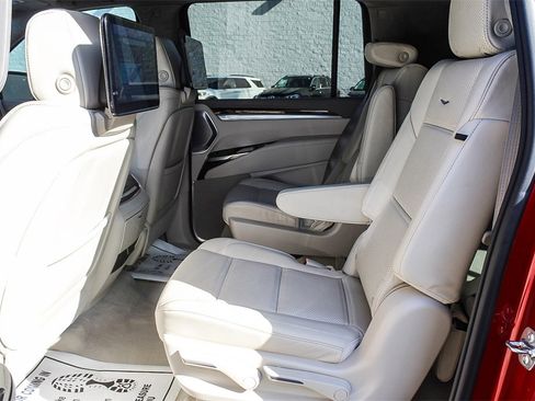 Used 2025 Cadillac Escalade ESV Premium Luxury Platinum image 18