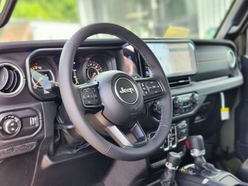 New 2026 Jeep Gladiator Sport AWD/4WD image 18