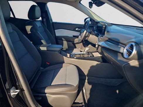 Used 2025 Chevrolet Trax LT w/ LT Convenience Package image 15