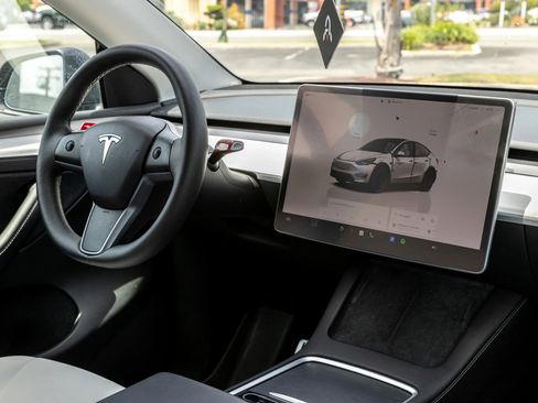 Used 2023 Tesla Model Y Performance AWD/4WD image 27