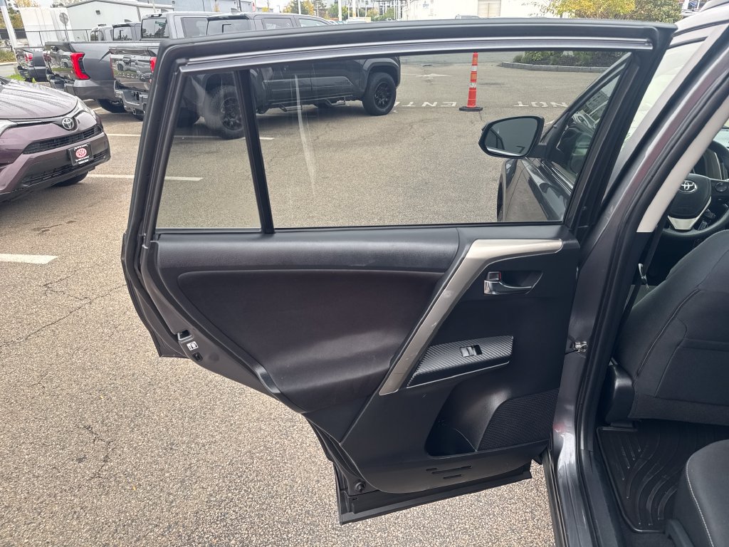 Used 2015 Toyota RAV4 XLE AWD/4WD image 39