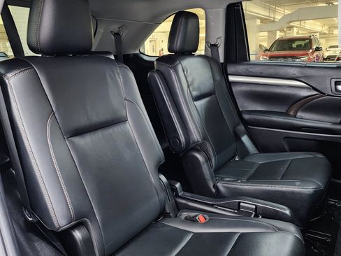 Used 2019 Toyota Highlander XLE AWD/4WD image 21