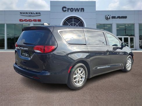 Used 2022 Chrysler Voyager LX image 6