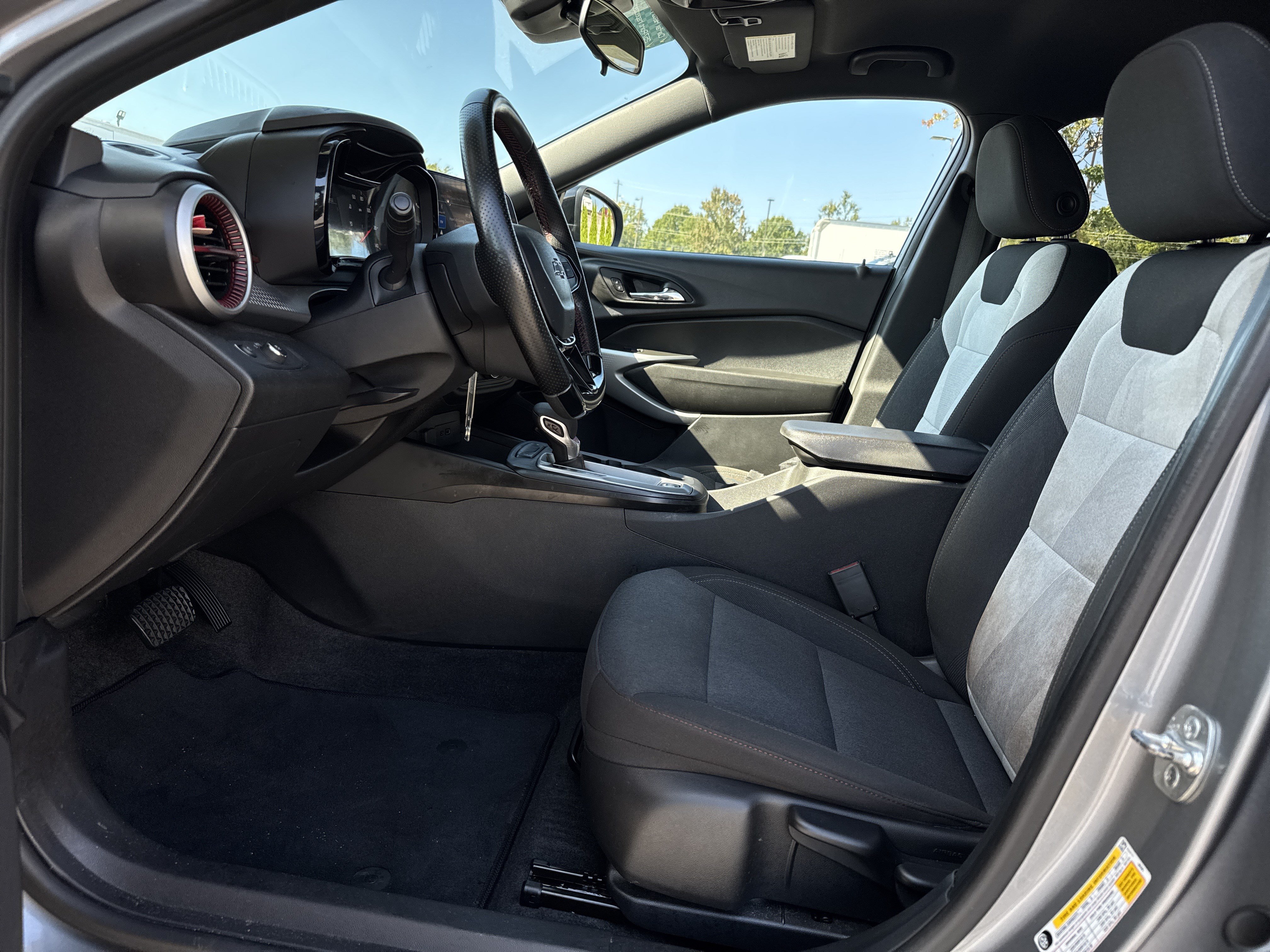 Used 2025 Chevrolet Trax RS w/ Driver Confidence Package FWD image 16