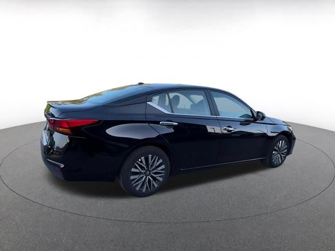 Used 2025 Nissan Altima 2.5 SV FWD image 14