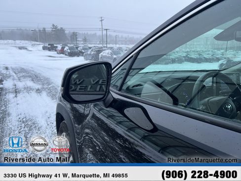 Used 2022 Toyota Corolla Cross XLE image 5