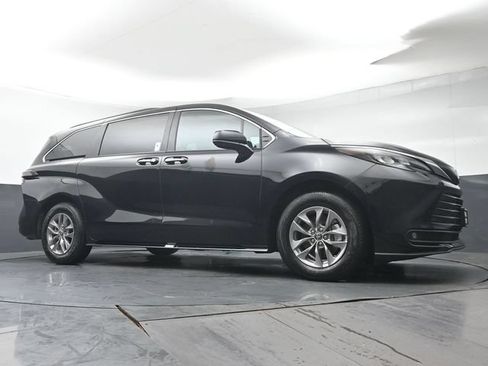 Used 2026 Toyota Sienna XLE AWD/4WD image 41
