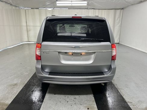 Used 2014 Chrysler Town & Country Touring FWD image 21