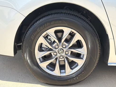 Used 2025 Toyota Sienna XLE FWD image 8