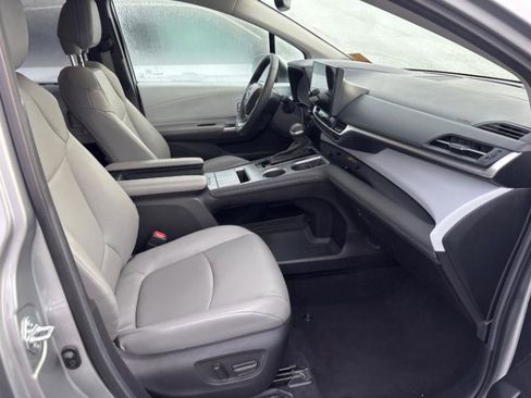 Used 2025 Toyota Sienna XLE image 7