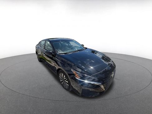 Used 2025 Nissan Altima 2.5 SV image 2