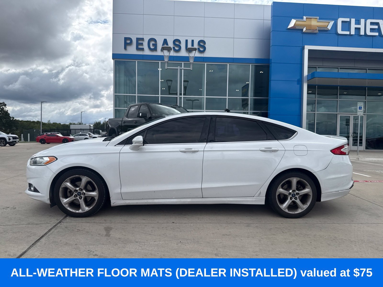 Used 2015 Ford Fusion SE w/ Equipment Group 201A FWD image 2