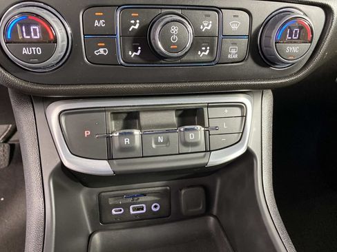 Used 2024 GMC Terrain SLT AWD/4WD image 19