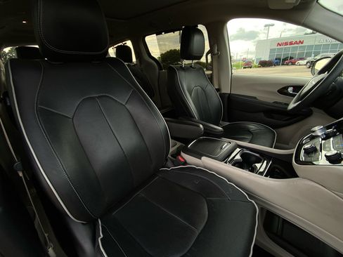 Used 2023 Chrysler Pacifica Limited FWD image 17