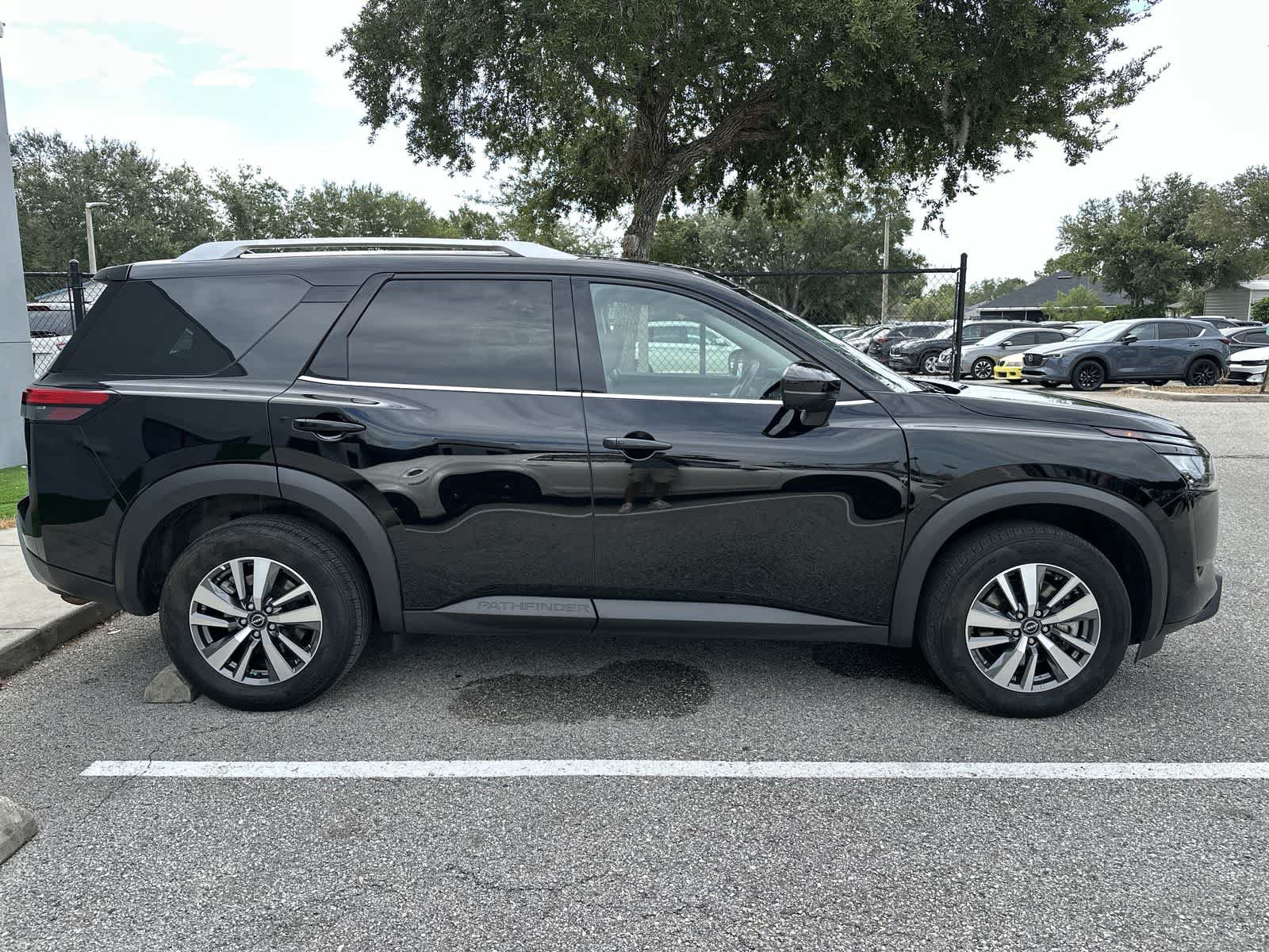 Used 2025 Nissan Pathfinder SL AWD/4WD image 10