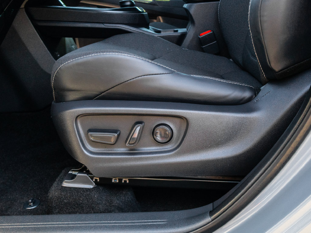 Used 2026 Toyota C-HR AWD/4WD image 16