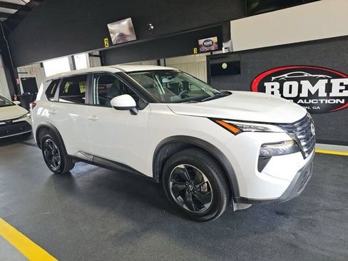 Used 2024 Nissan Rogue SV AWD/4WD image 3
