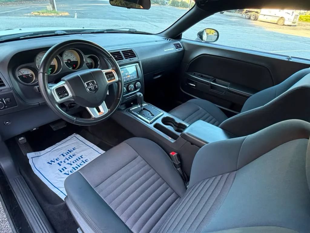 Used 2014 Dodge Challenger SXT RWD image 10