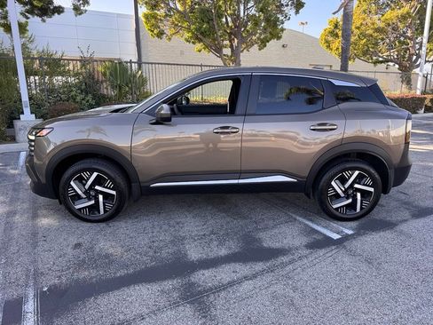 Certified 2025 Nissan Kicks SV FWD image 5