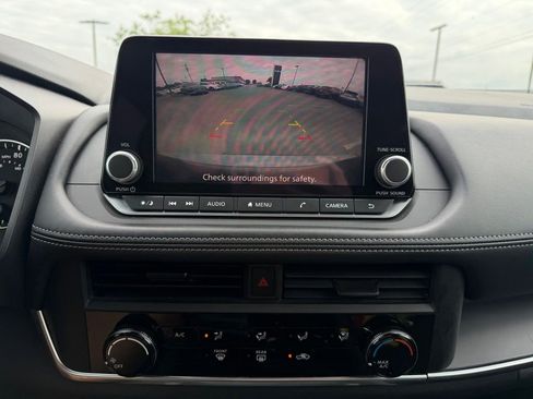 Used 2024 Nissan Rogue S FWD image 18