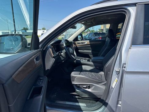 Used 2024 Volkswagen Atlas SE AWD/4WD image 12