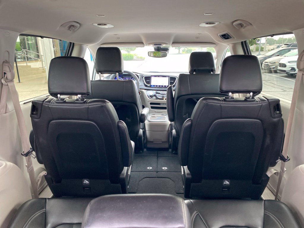 Used 2024 Chrysler Pacifica Touring-L FWD image 21