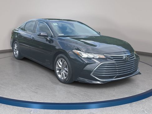 Used 2022 Toyota Avalon XLE w/ Moonroof Package FWD image 3