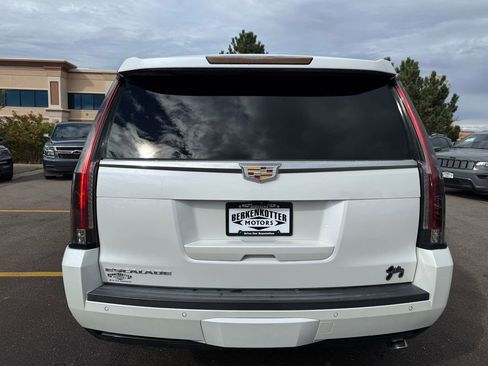 Used 2018 Cadillac Escalade Luxury image 4