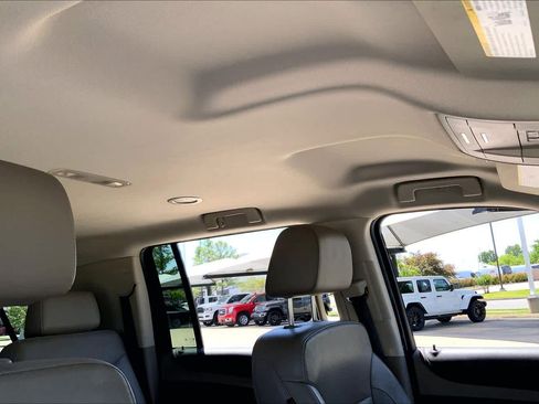 Used 2020 Chevrolet Suburban Premier AWD/4WD image 14