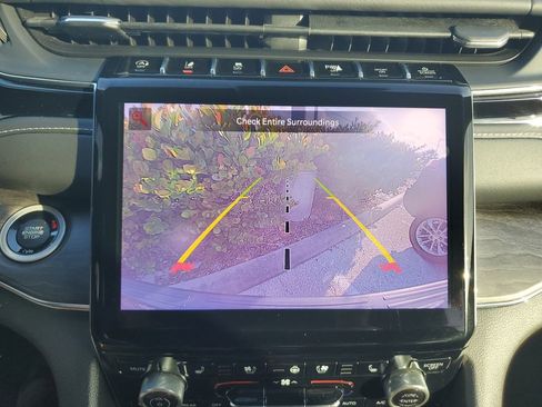 Used 2023 Jeep Grand Cherokee Overland w/ Luxury Tech Group IV RWD image 18