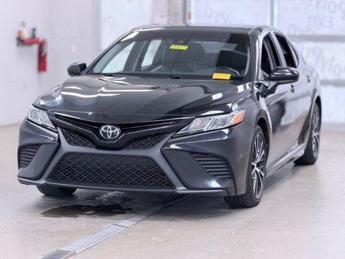 Used 2018 Toyota Camry SE w/ Moonroof Package FWD image 3