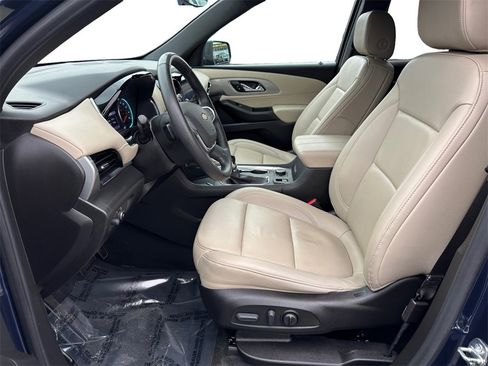 Used 2022 Chevrolet Traverse LT w/ LT Premium Package image 9