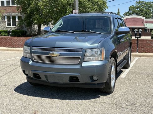 Used 2011 Chevrolet Avalanche LT w/ Luxury Package AWD/4WD image 3