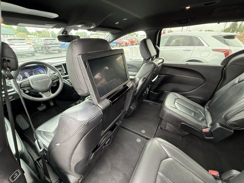 Used 2018 Chrysler Pacifica Touring-L Plus w/ S Appearance Package FWD image 11