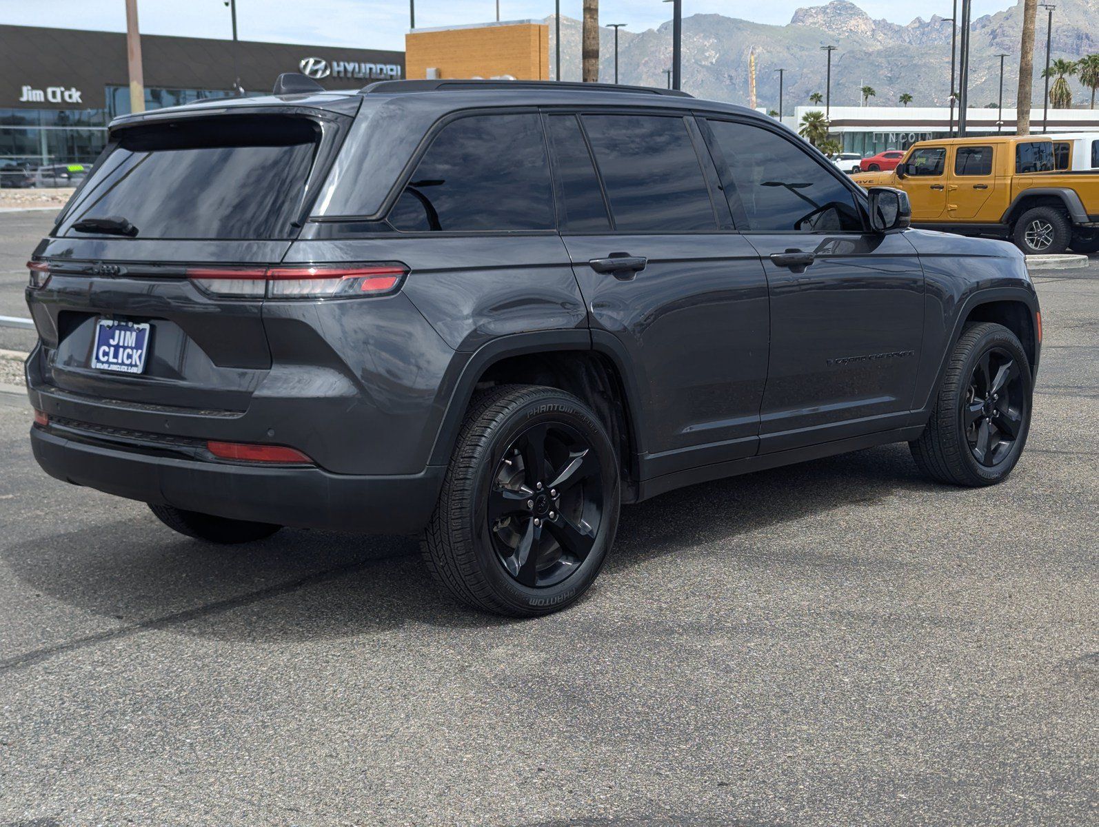 Used 2022 Jeep Grand Cherokee Altitude RWD image 2