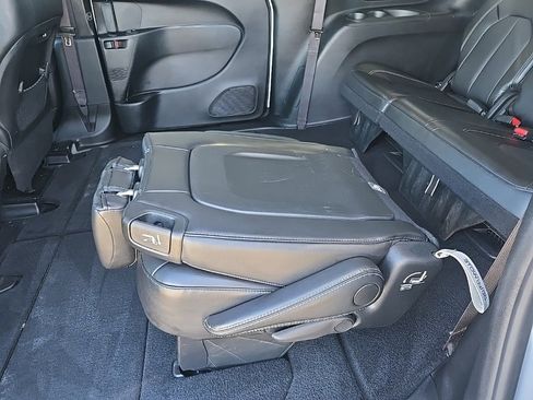 Used 2025 Chrysler Pacifica Select image 84