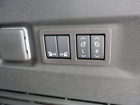 New 2025 Chevrolet Suburban High Country image 36