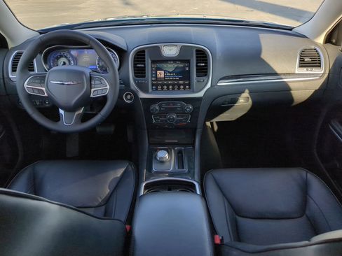 Used 2022 Chrysler 300 Touring L w/ Comfort Group image 17