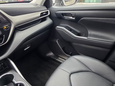 Used 2023 Toyota Highlander XLE AWD/4WD image 38