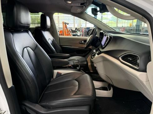 Used 2024 Chrysler Pacifica Touring-L FWD image 12