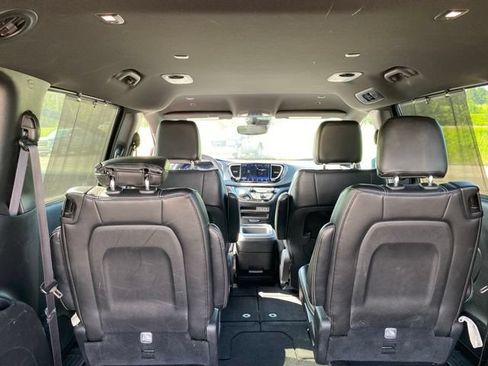 Used 2025 Chrysler Pacifica Select FWD image 32