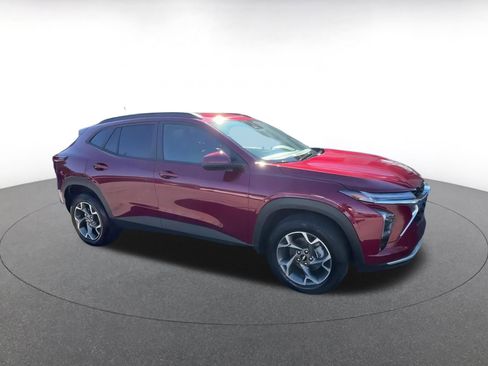 Used 2025 Chevrolet Trax LT image 2