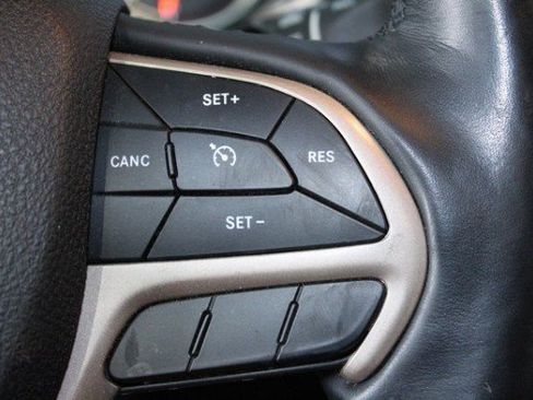 Used 2018 Jeep Cherokee Latitude w/ Cold Weather Group image 21