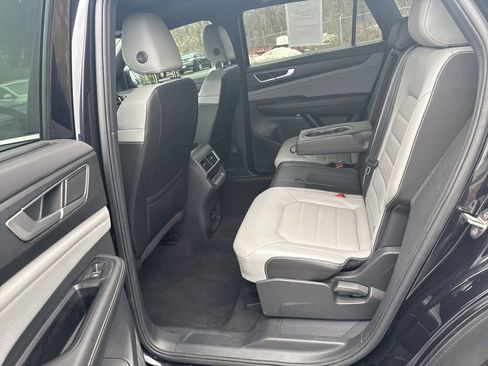 Used 2024 Volkswagen Atlas Cross Sport SEL R-Line image 13