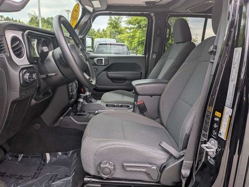 Used 2025 Jeep Gladiator Sport AWD/4WD image 19