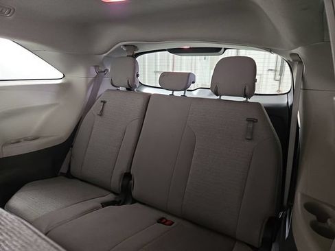 Used 2024 Toyota Sienna LE AWD/4WD image 16