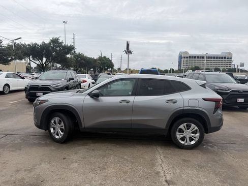Used 2025 Chevrolet Trax LS FWD image 8